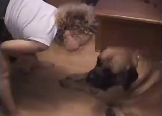 Hermosa bebé está disfrutando de su adorable perro