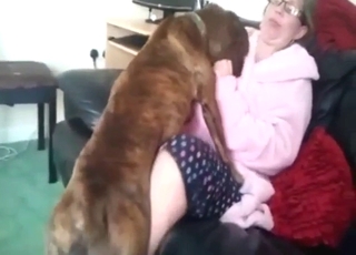 Geeky-looking MILF gets horny for her dog
