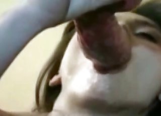 पागल लड़की को एक अच्छा डॉगी कमशॉट मिला