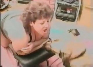 Mutt pussy licker is giving a cunnilingus