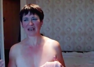 Schmutzige Schlampe liebt ein Tier vor der Webcam