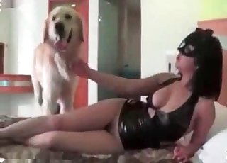 बड़ी कुतिया अपने होल्डर का मज़ा ले रही है