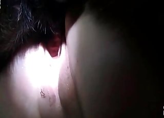 蒙面变态吸吮她的屁股