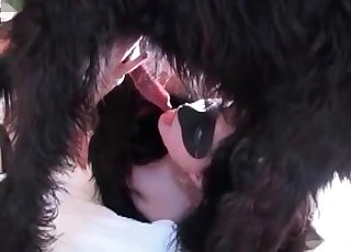 Un chien poilu empale mon trou serré