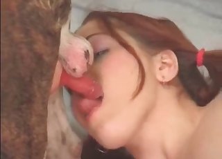 سرخ بالوں والی ایک مٹ کو اتنی تیزی سے چوس رہی ہے۔